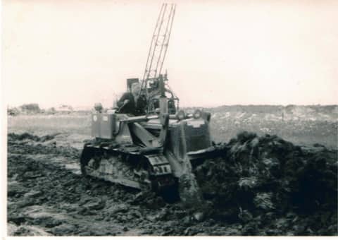 Buldozer van Baggerbedrijf Trip aan het werk in Wedde. Ca. 1961.