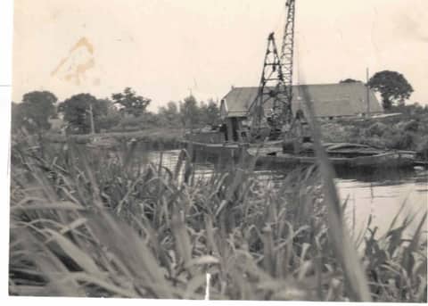 Drijvende kraan bij de Hoogeveensevaart. Ca. 1954.