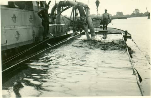 Verdiepen van het Winschoterdiep. Ca. 1955.