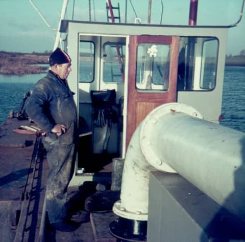 Zandzuiger. Op de foto is M. Trip, mede-eigenaar, te zien. Ca. 1971.
