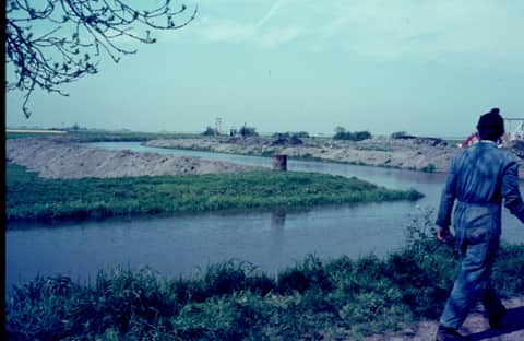 Afwateringskanaal maken bij Wagenborgen. Ca. 1970.